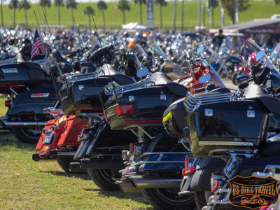 Harleys parken in Daytona - US BIKE TRAVEL
